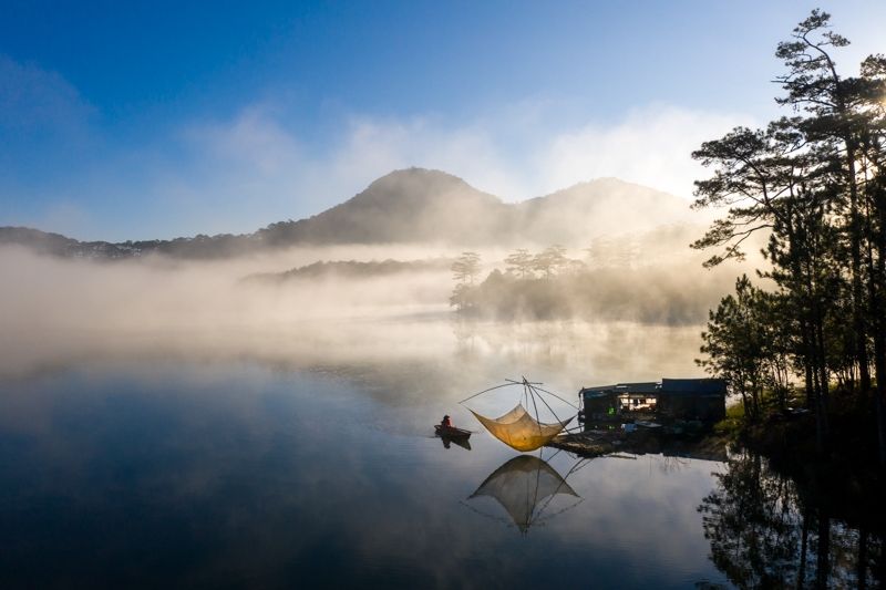 tuyen lam lake in morning